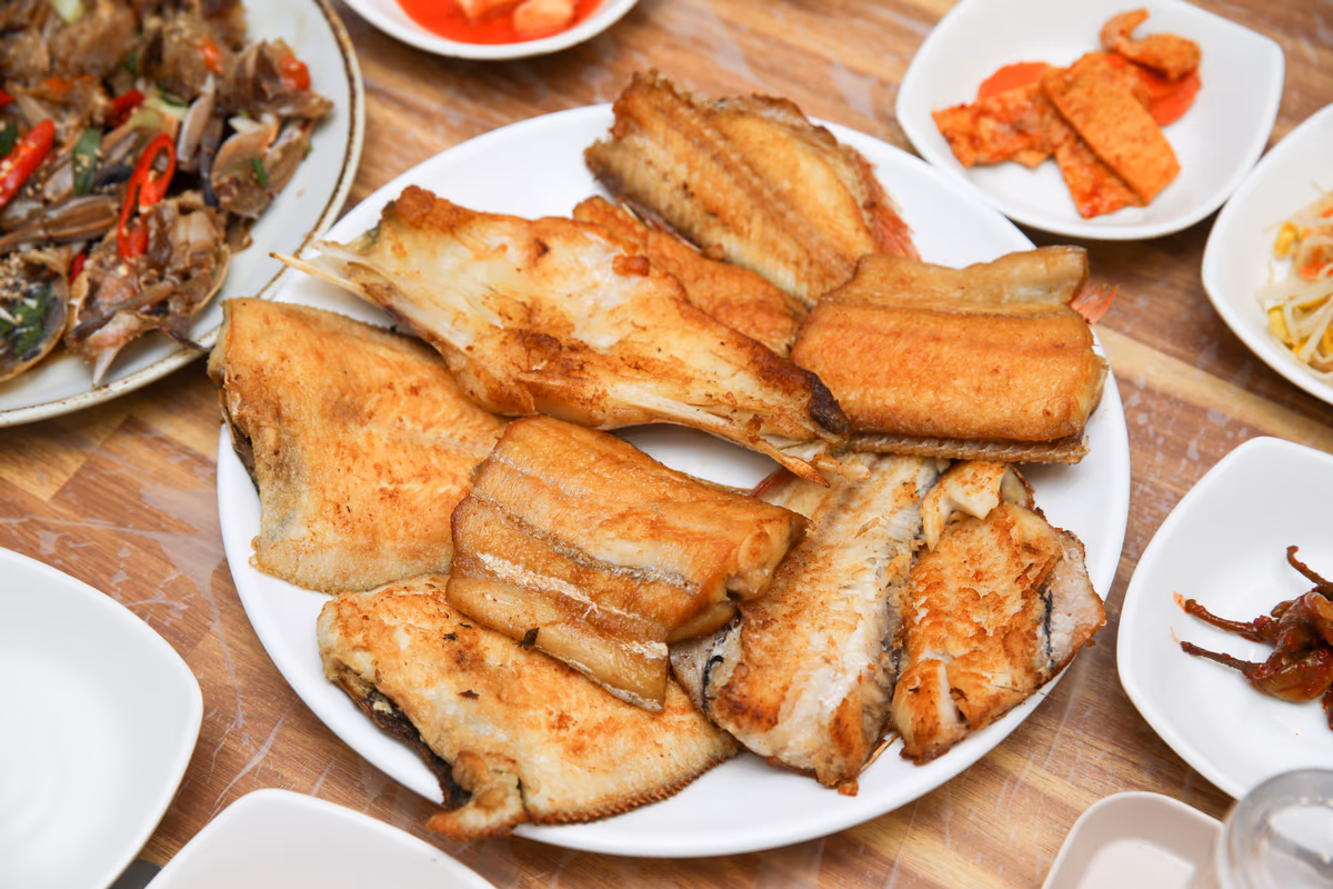 수정횟집 자갈치해안로 시그니처 메뉴 모듬 생선구이, 노릇하게 구운 제철 생선