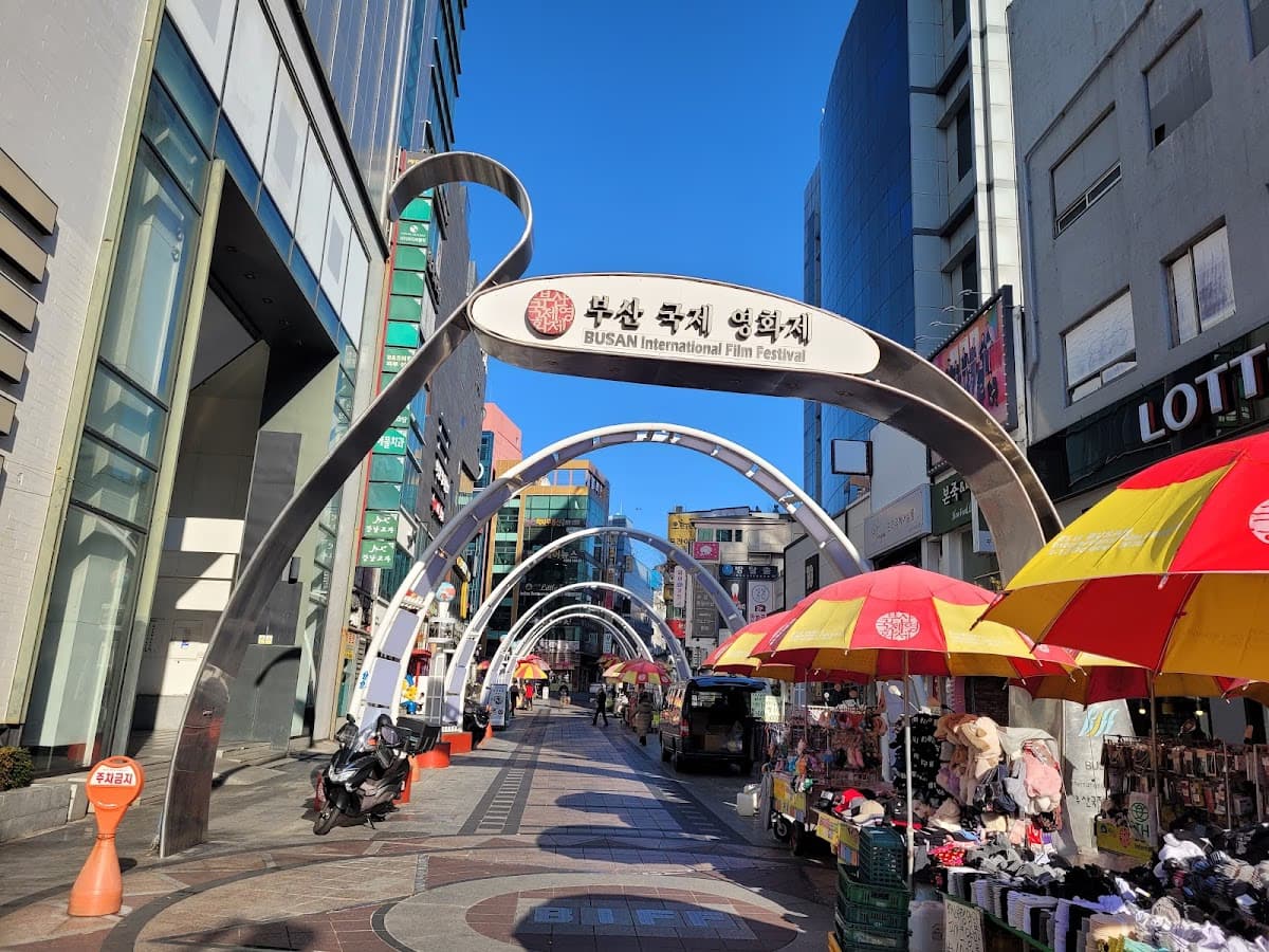 BIFF광장 — 부산 영화제 거리와 길거리 음식