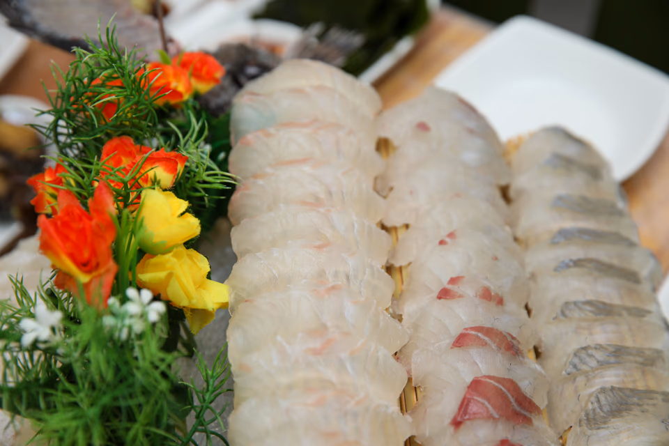 Chef slicing live flounder at a Jagalchi Haean-ro restaurant counter