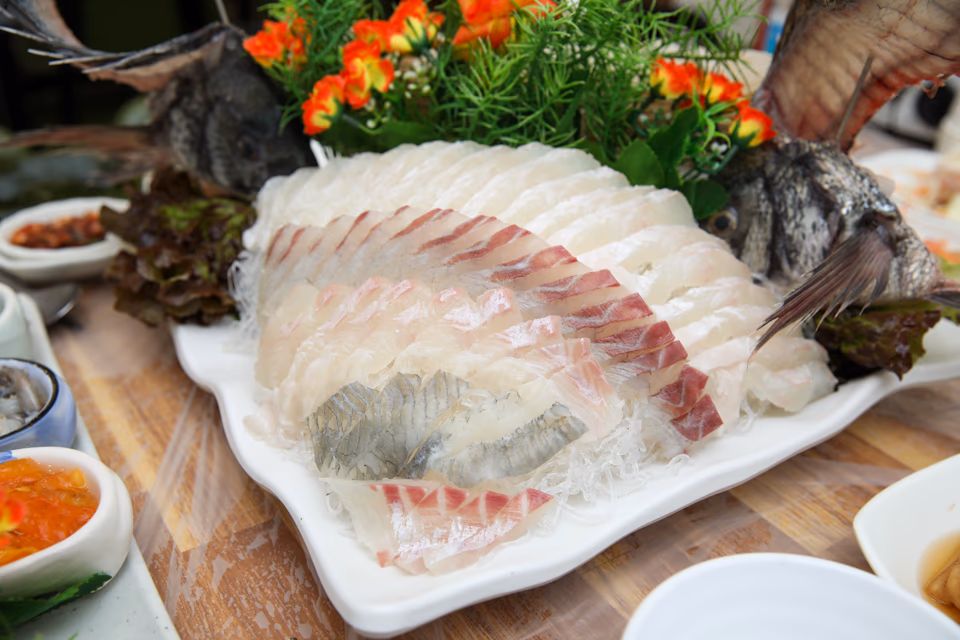 Side-by-side illustration of Korean hoe platter and Japanese sashimi plate
