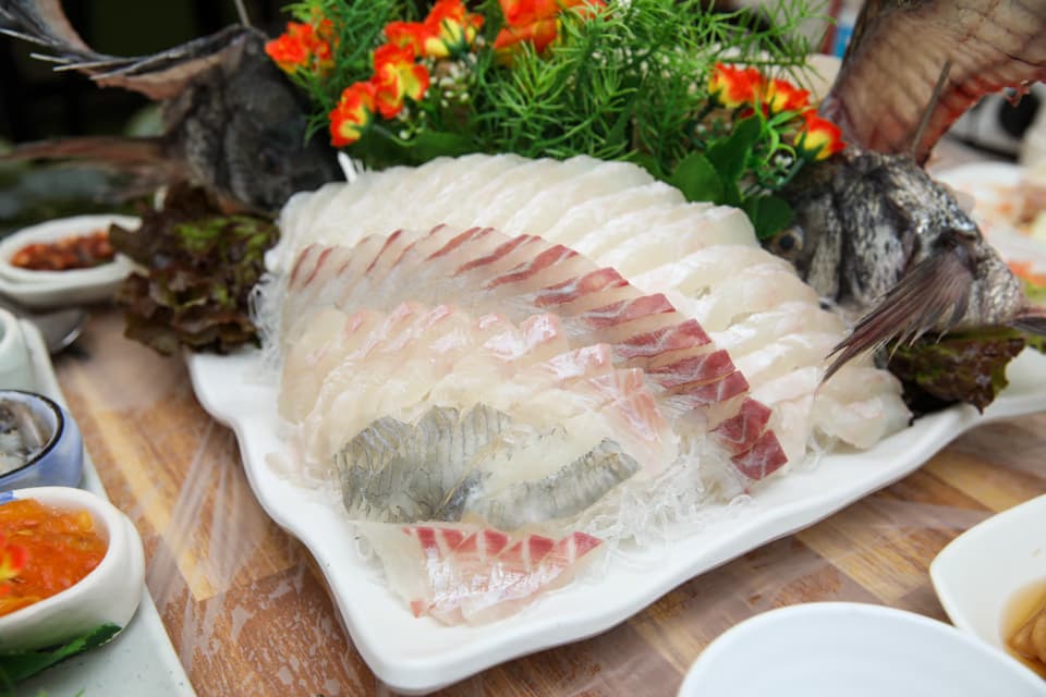 Side-by-side illustration of Korean hoe platter and Japanese sashimi plate
