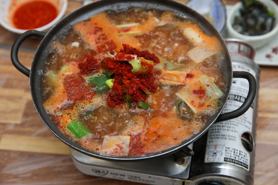 Hot bone stew served after sashimi at the Jagalchi Coastal Road restaurant
