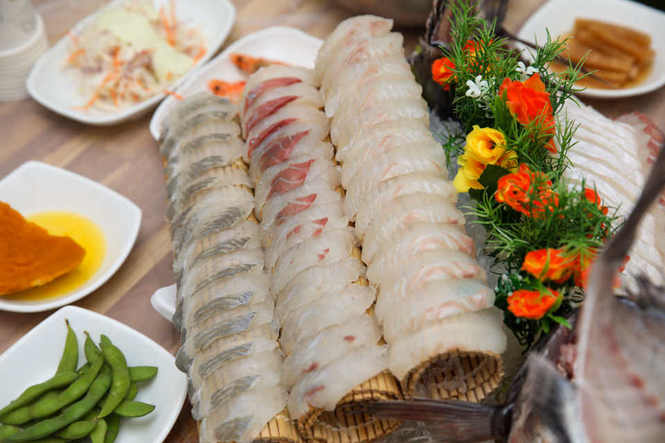 活魚の刺身盛り合わせ, コリコリの食感が伝わるクローズアップ