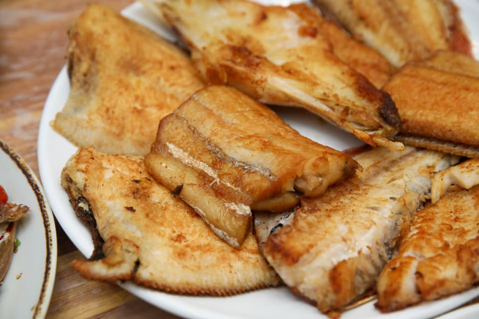 焼き魚定食のセット内容, 焼き魚・白飯・味噌チゲ・おかず6種