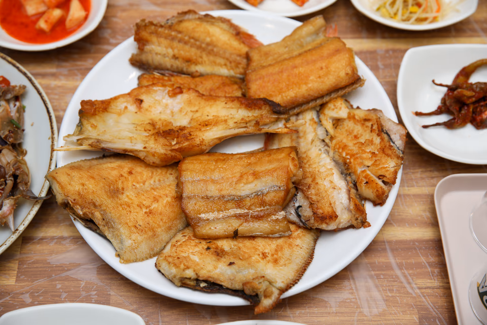 韓国焼き魚定食と日本定食の比較イメージ