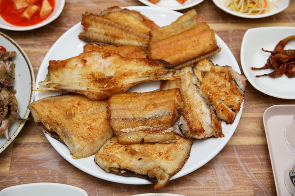 韓国焼き魚定食と日本定食の比較イメージ