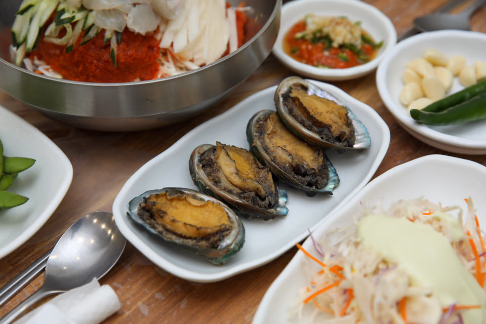 テーブルに並ぶ韓国のおかず(パンチャン), 小皿がびっしり