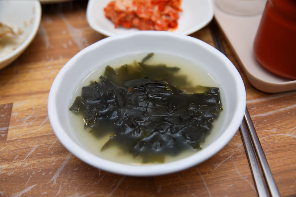 日替わりで並ぶ新鮮なおかず, キムチ・ナムル・煮物