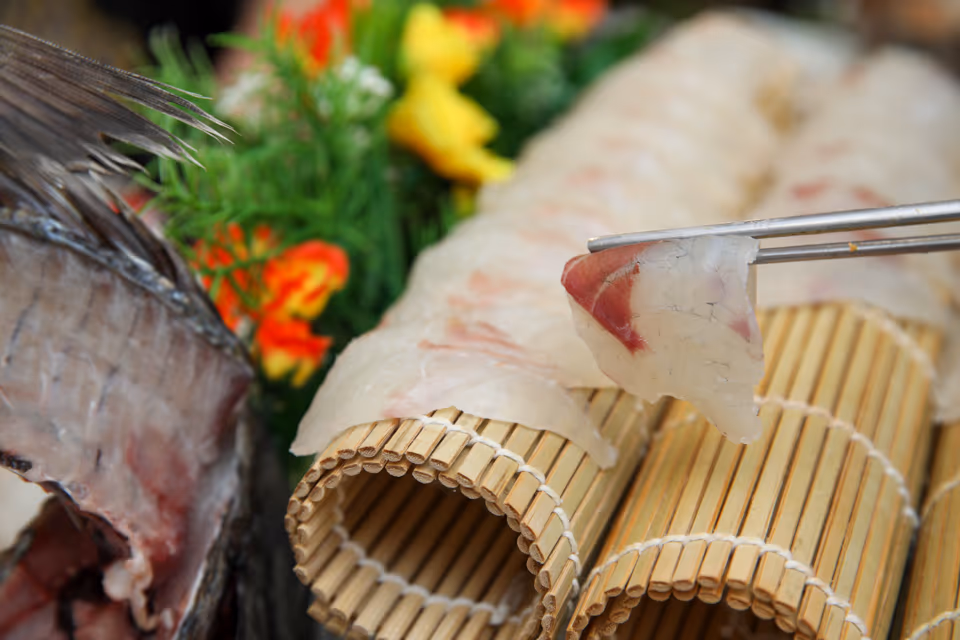 큰 접시에 여러 어종의 회가 결 따라 담긴 고급 모둠회, 자갈치 시장형 횟집 상차림