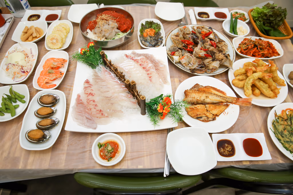 회와 간장게장, 회무침, 찐 새우, 튀김, 생선구이까지 곁들임이 다 차려진 상 전경