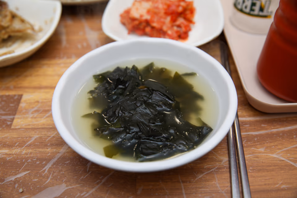 맑게 끓인 미역국 한 그릇, 회 상에 곁들임으로 오르는 심심한 국물