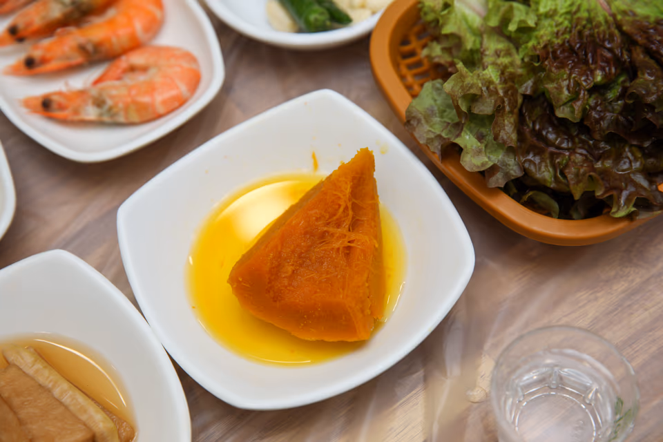 횟집 반찬 세팅, 새우·코울슬로·깻잎·초장이 놓인 테이블