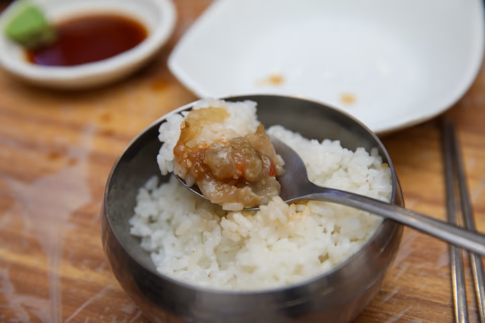 간장게장 내장 비빔밥, 밥 위에 게 내장과 간장 양념을 비벼 먹는 장면