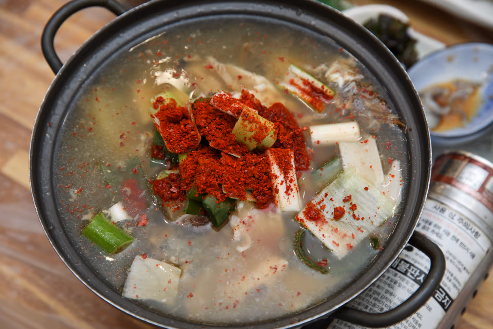 큰 냄비에 펄펄 끓는 매운탕, 자갈치 새벽 시장 후 뜨끈한 한 그릇