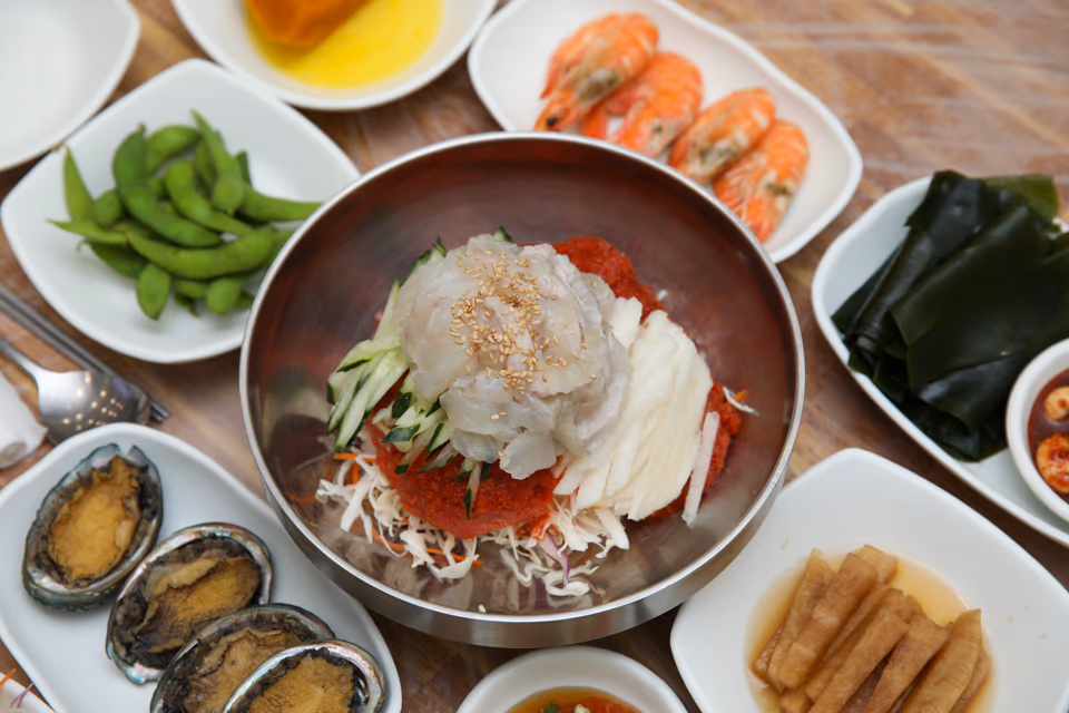 회덮밥과 반찬이 빈틈없이 세팅된 아침 상차림 탑뷰