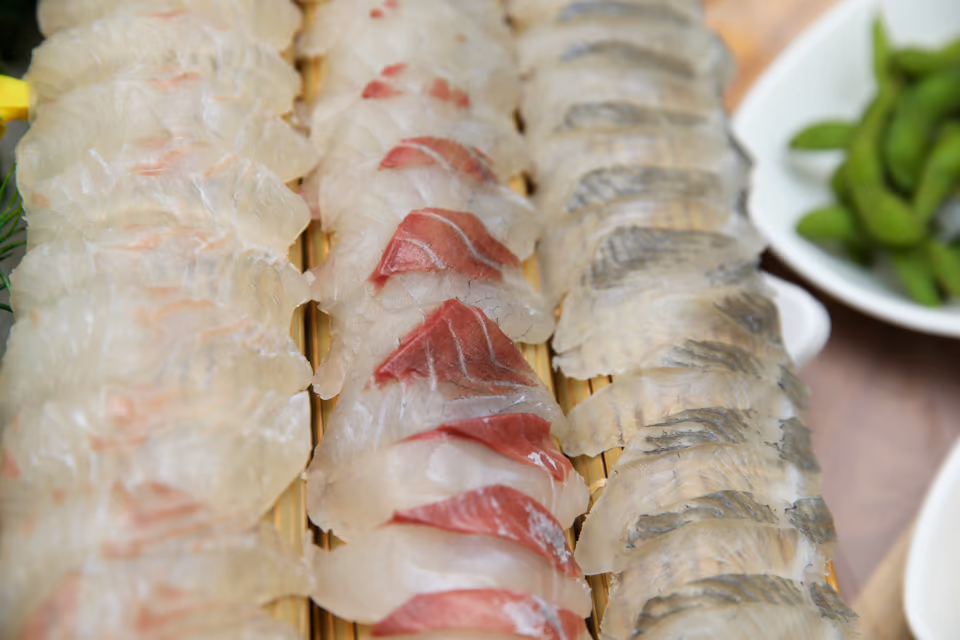 가지런히 썰어 세팅한 모듬회 클로즈업과 에다마메 한 접시
