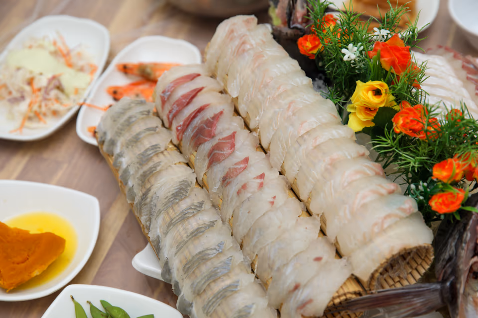 모듬회 전체 세팅, 조화와 반찬들이 둘러싼 테이블 풀샷