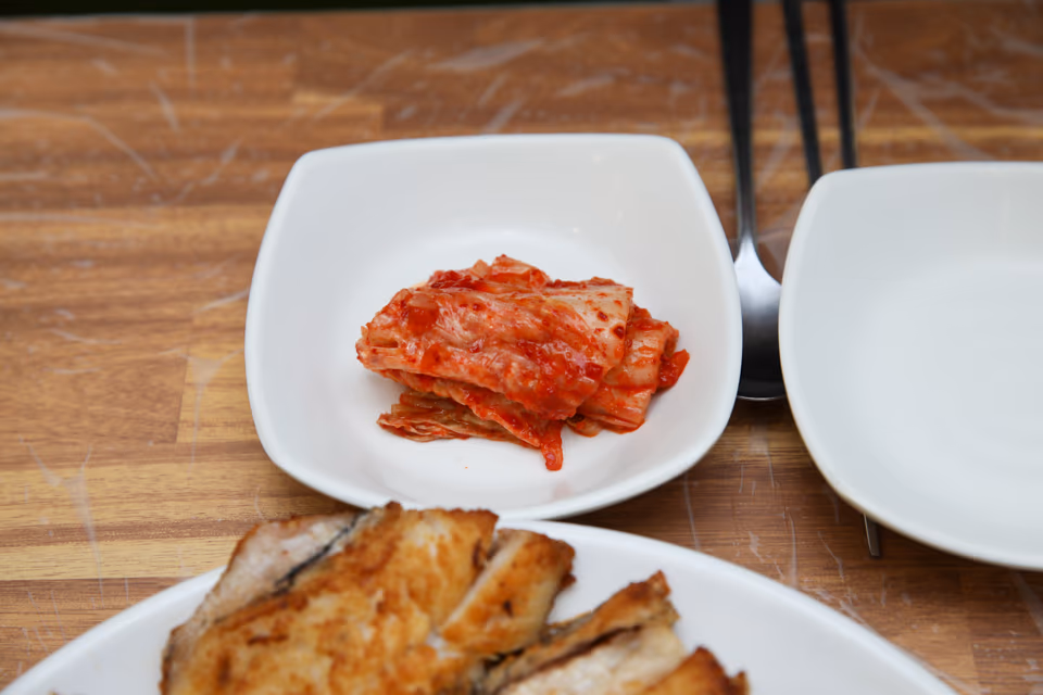 김치와 생선구이, 남은 포장 회를 활용한 다음 끼니