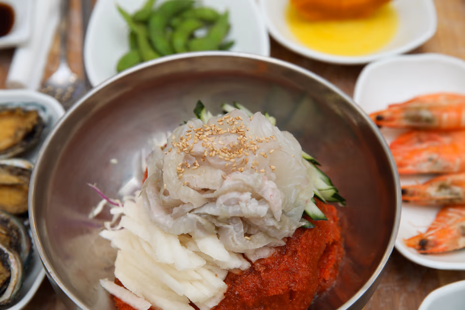 회덮밥 양푼과 전복구이·에다마메·새우, 자갈치 도착 첫 식사