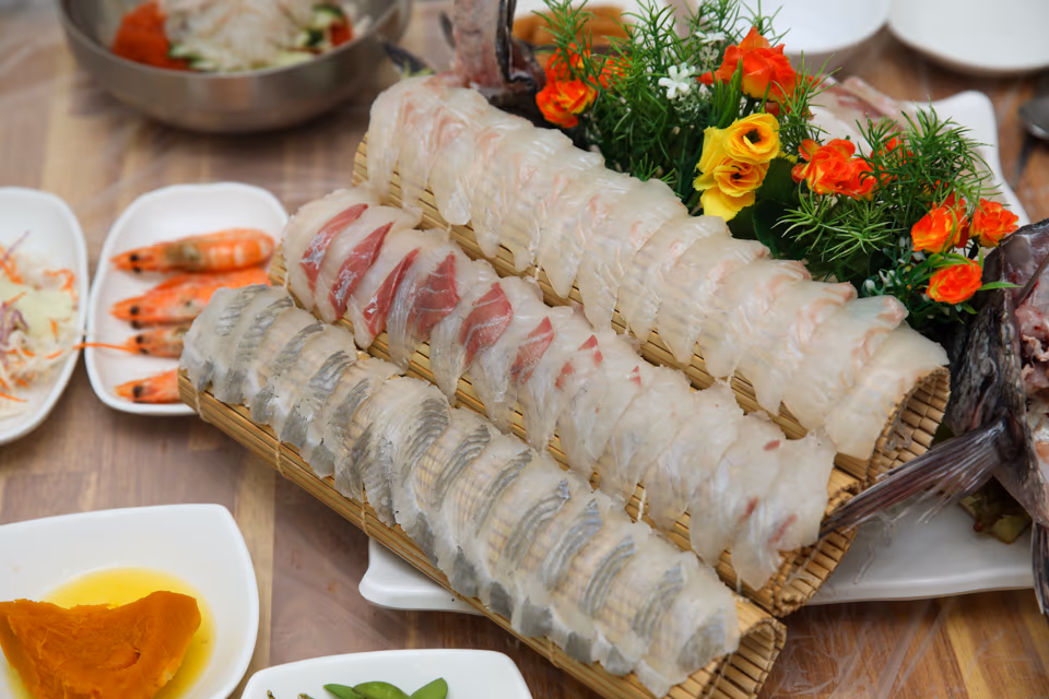 모듬회 풀세팅과 생선뼈 접시, 활어가 회로 변한 상차림