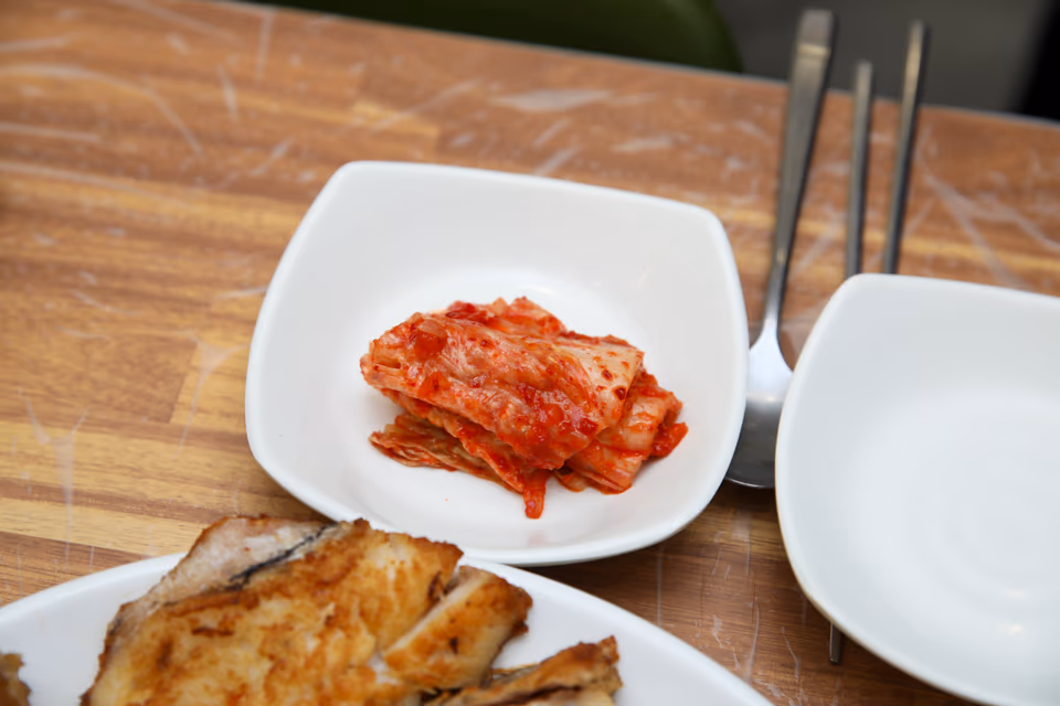 김치와 생선구이, 반나절 코스 마무리 반찬 한 접시