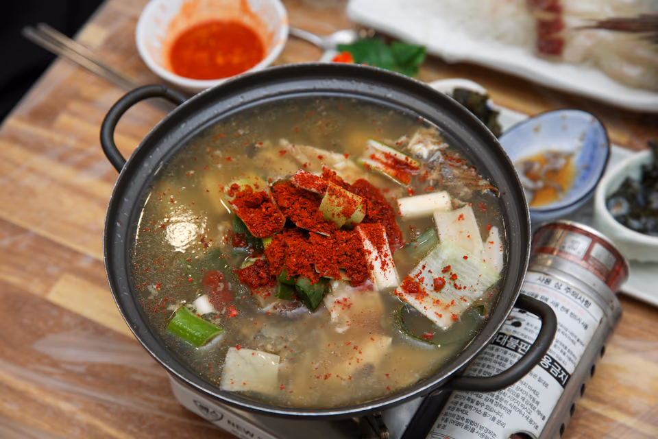 뼈매운탕과 소주, 칼칼한 국물과 소주잔
