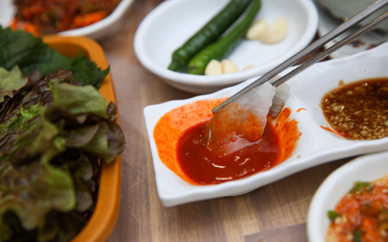 깻잎 + 마늘 회 한 쌈 클로즈업, 향긋함 한 단계 위로