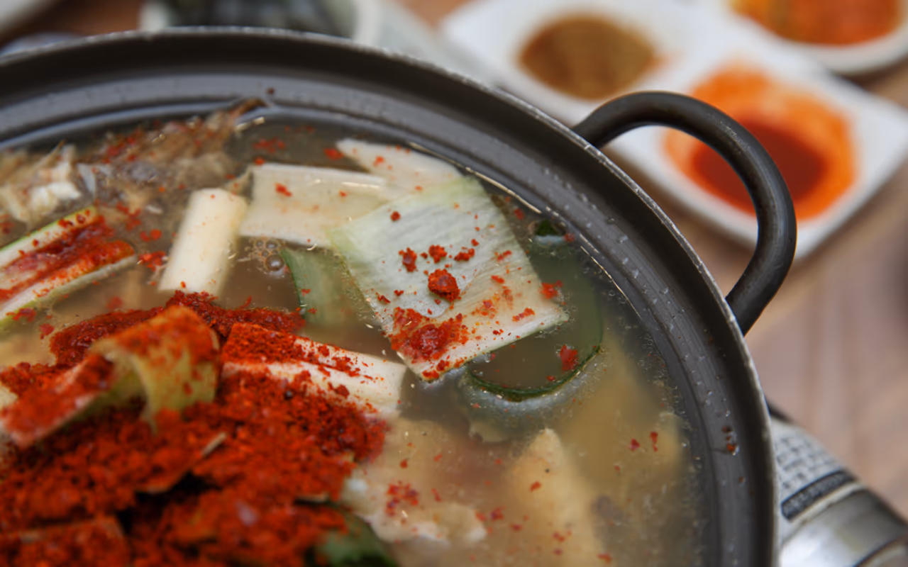 뼈 매운탕 보글보글, 칼칼하고 깊은 국물 한 모금
