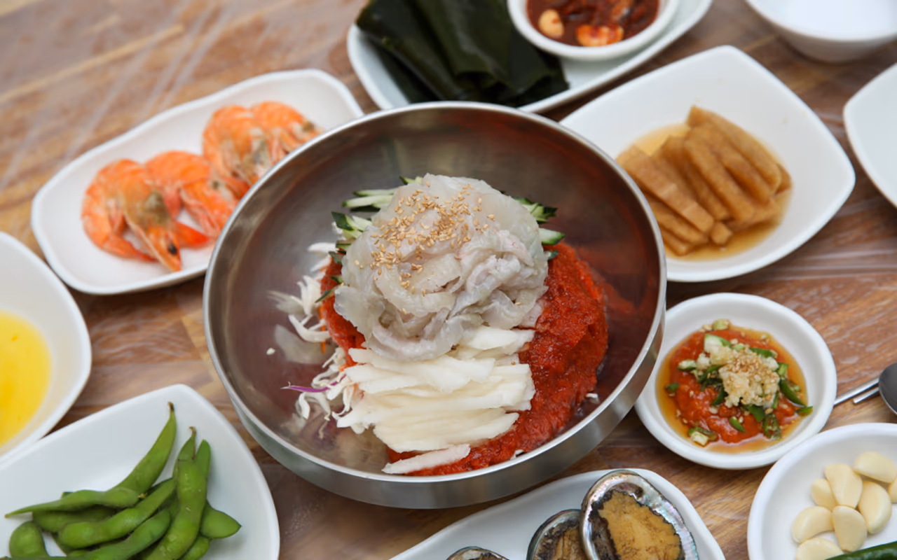 자갈치 명물 물회 18,000원, 뱃살·지느러미살 수북, 살얼음 새콤한 국물
