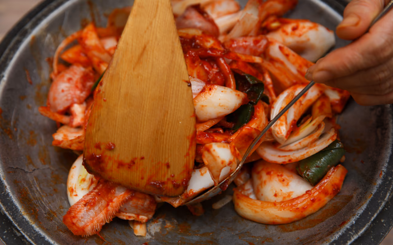 양념 꼼장어, 매콤달콤한 양념과 연탄 향, 쫄깃한 식감
