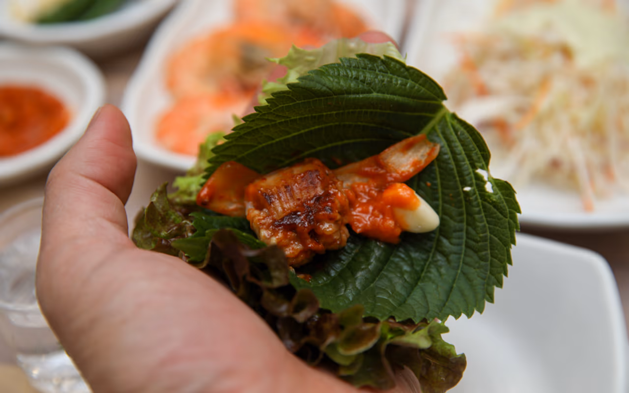 양념 꼼장어 상추+깻잎+마늘 쌈, 한입에 균형 잡힌 향과 매콤함
