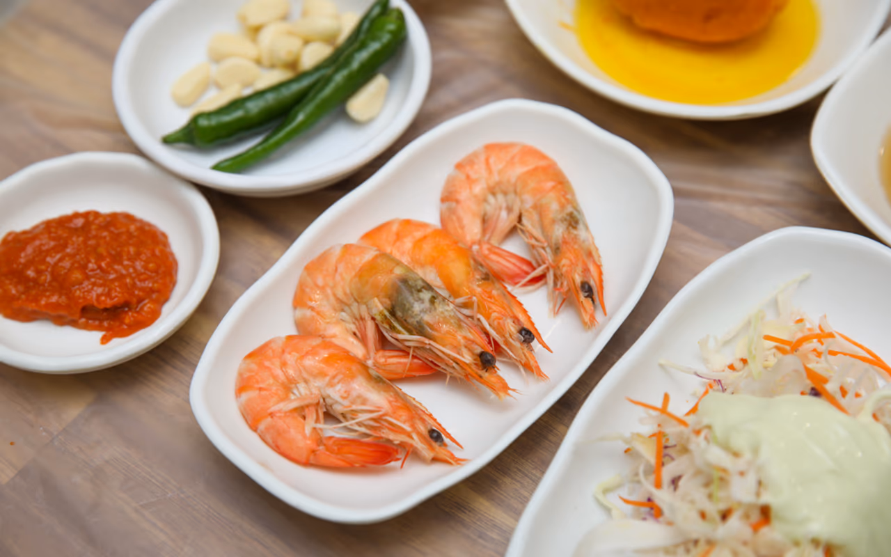 새우찜, 양념 없이 익힌 통통한 새우의 본연의 단맛