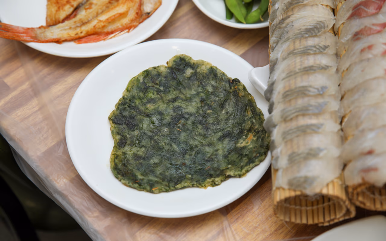 초록빛 부침개, 얇고 고소하게 부쳐진 사이 곁들이 한 조각
