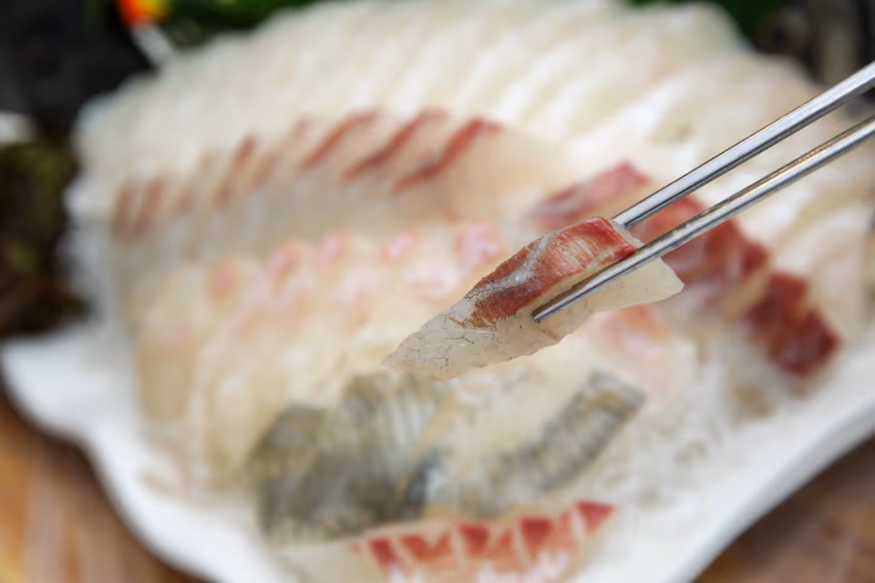 자갈치해안로 횟집 창가 자리 1인 회정식 한 상, 밝은 시장 라인 뷰