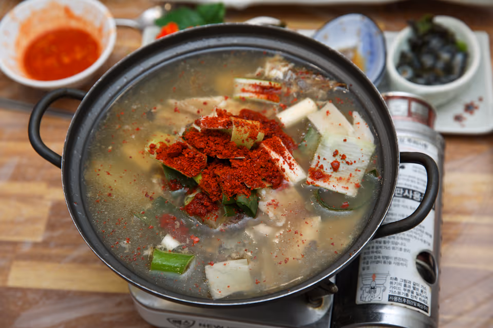 우럭과 채소가 들어간 냄비 매운탕이 끓고 있는 장면