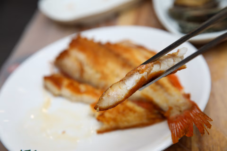 노릇하게 구운 생선 여러 마리를 한 접시에 담은 생선구이