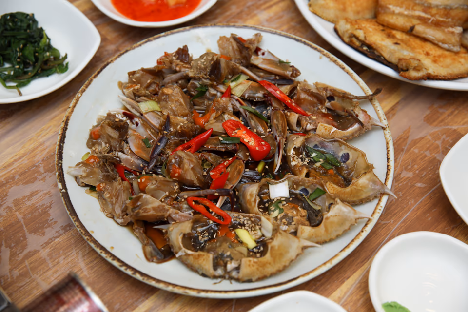 Jagalchi Haean-ro Ganjang Gejang set on the first serving, deep red roe piled inside the top shell, real photo