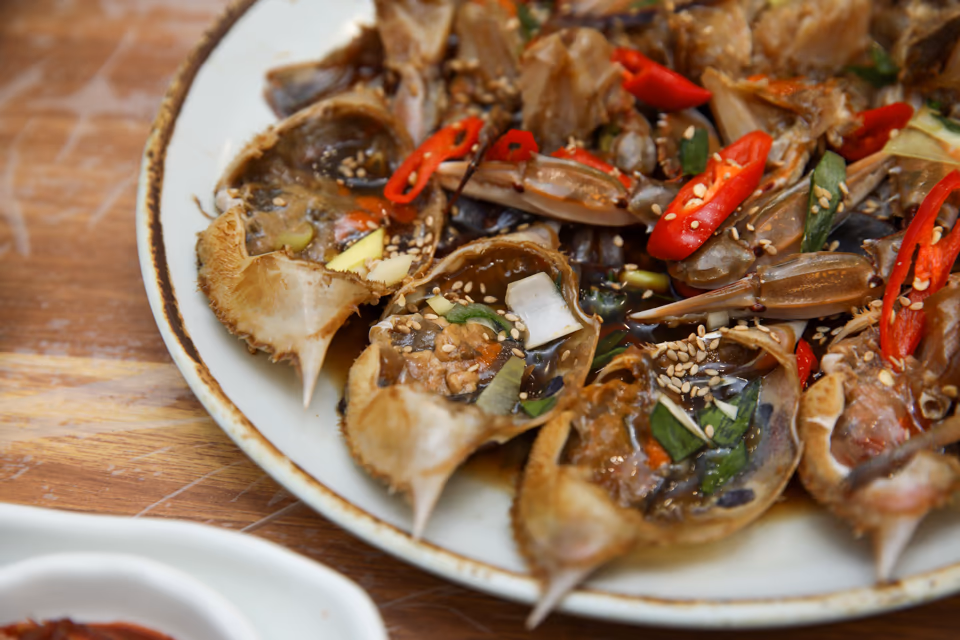 Crab meat placed on a bowl of white rice showing the meat-to-rice ratio, Jagalchi eating guide real photo
