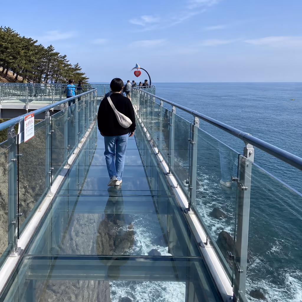 송도 구름산책로 투명 강화유리 구간 위를 걷는 관광객 컨셉, 밝은 오전 오션뷰 (AI 컨셉 이미지)