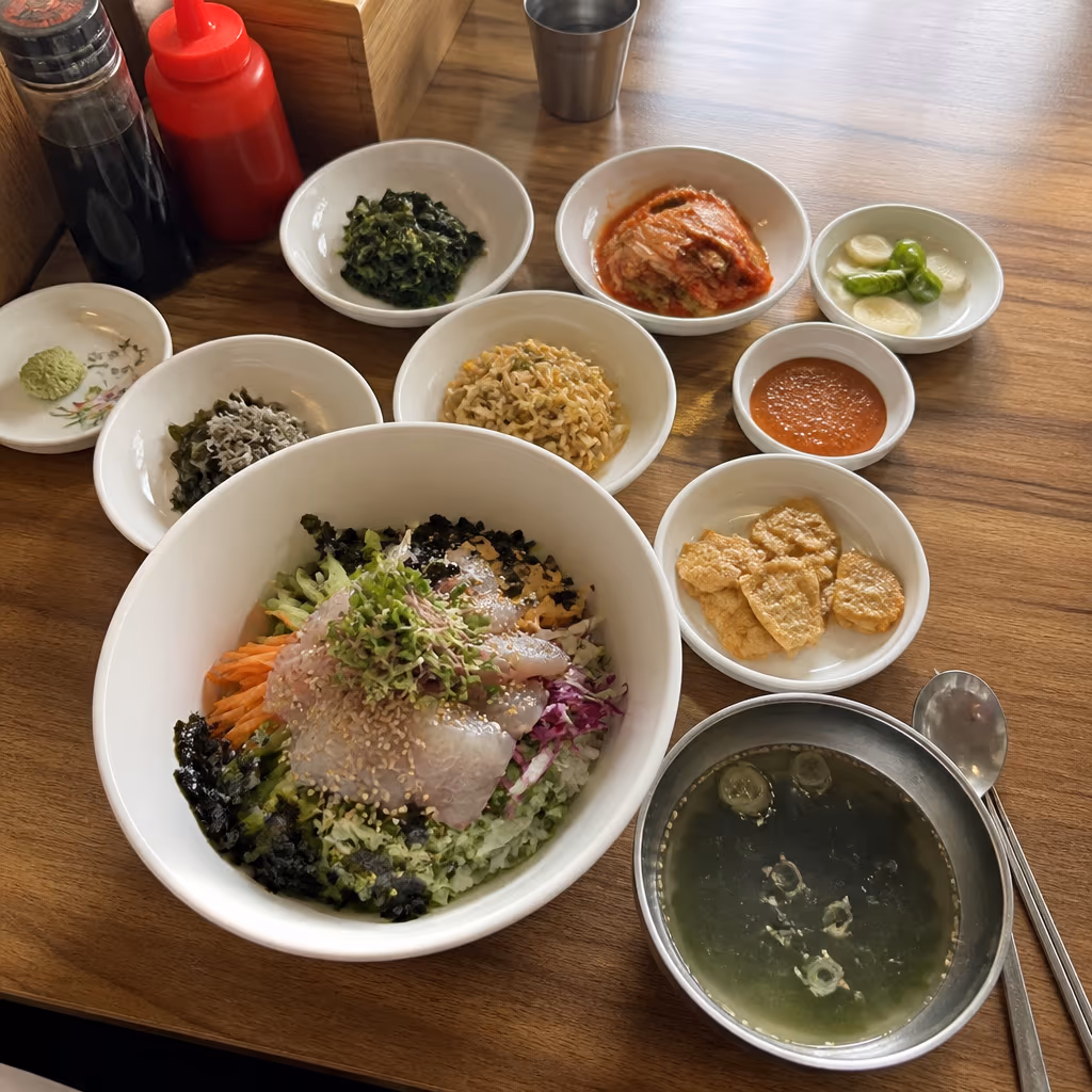 자갈치해안로 노포 아침 회덮밥과 반찬 한 상 컨셉, 밝은 자연광 (AI 컨셉 이미지)