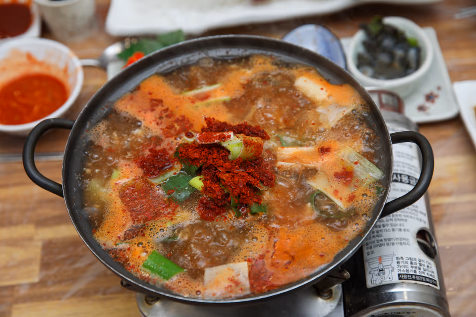 수정횟집 부산 자갈치해안로 활어회 전문점 홈으로 가기, 서더리탕과 매운탕 차이, 회 뜨고 남은 뼈로 끓이는 국물의 정체