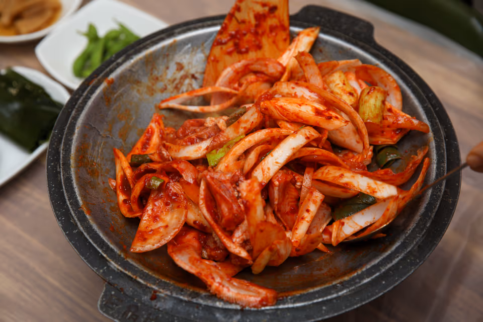 양념이 졸아든 산꼼장어 양념구이, 양파와 청양고추 사이로 윤기 나는 꼼장어 살