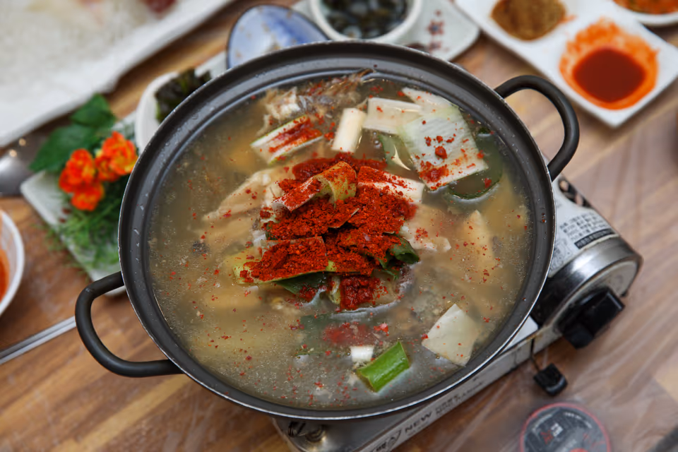 우럭 토막과 무, 콩나물, 대파, 쑥갓을 넣고 끓인 냄비 우럭매운탕
