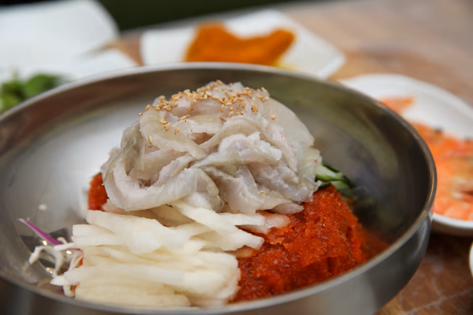 살얼음 낀 육수에 채 썬 회와 오이, 배, 양파를 담아낸 물회 한 그릇