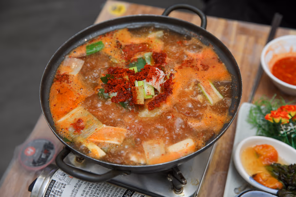 우럭 토막과 무·대파를 넣고 붉게 끓인 매운탕 냄비, 붉은 국물 팔팔 끓는 장면