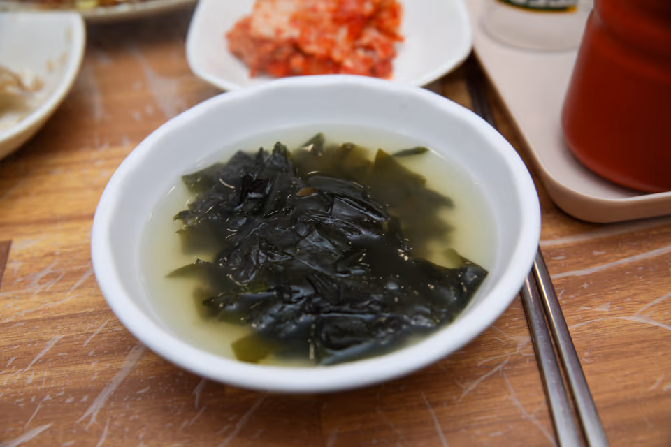 맑게 끓인 미역국 한 그릇, 회 상에 곁들임으로 오르는 심심한 국물