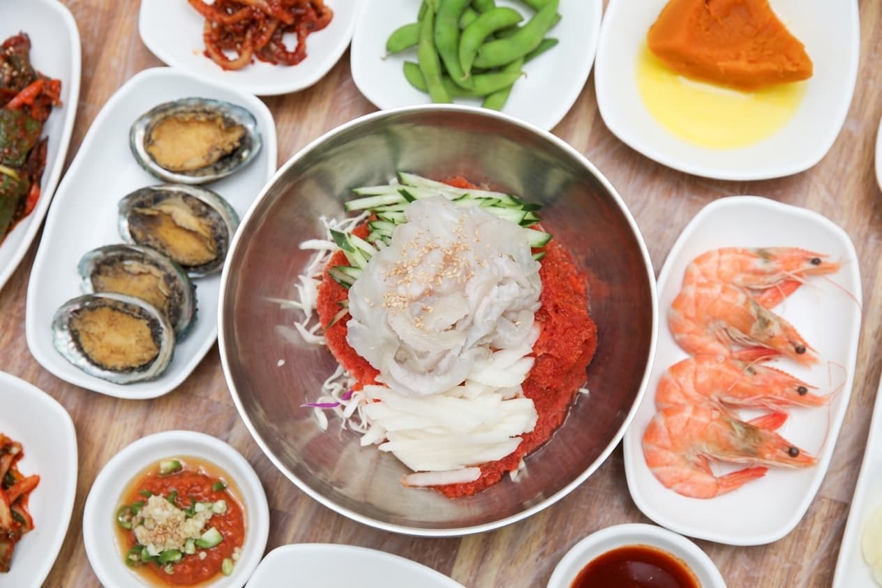釜山札嘎其物會, 比目魚石斑活魚生魚片冰涼高湯一碗