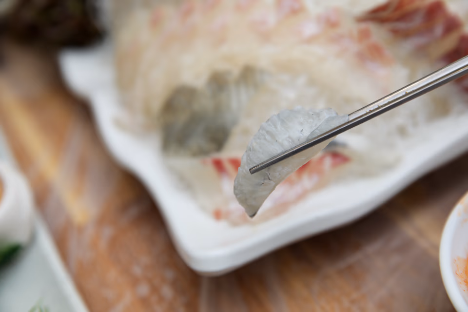 生魚片拼盤搭配三種沾醬特寫, 札嘎其海岸路 #2 釜山生魚片餐廳推薦|活魚現切吃法·魚種·沾醬完整攻略