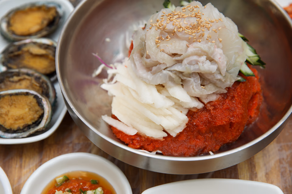 生魚片定食一人份全景,生魚片、小菜、熱湯、白飯