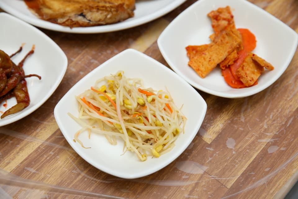 冰魚湯一人份特寫,冰涼湯底配鮮魚片